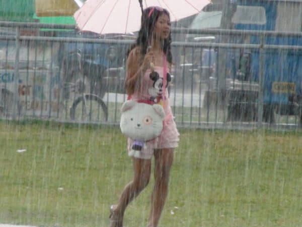 Wet Pinay Nicole caught in rain