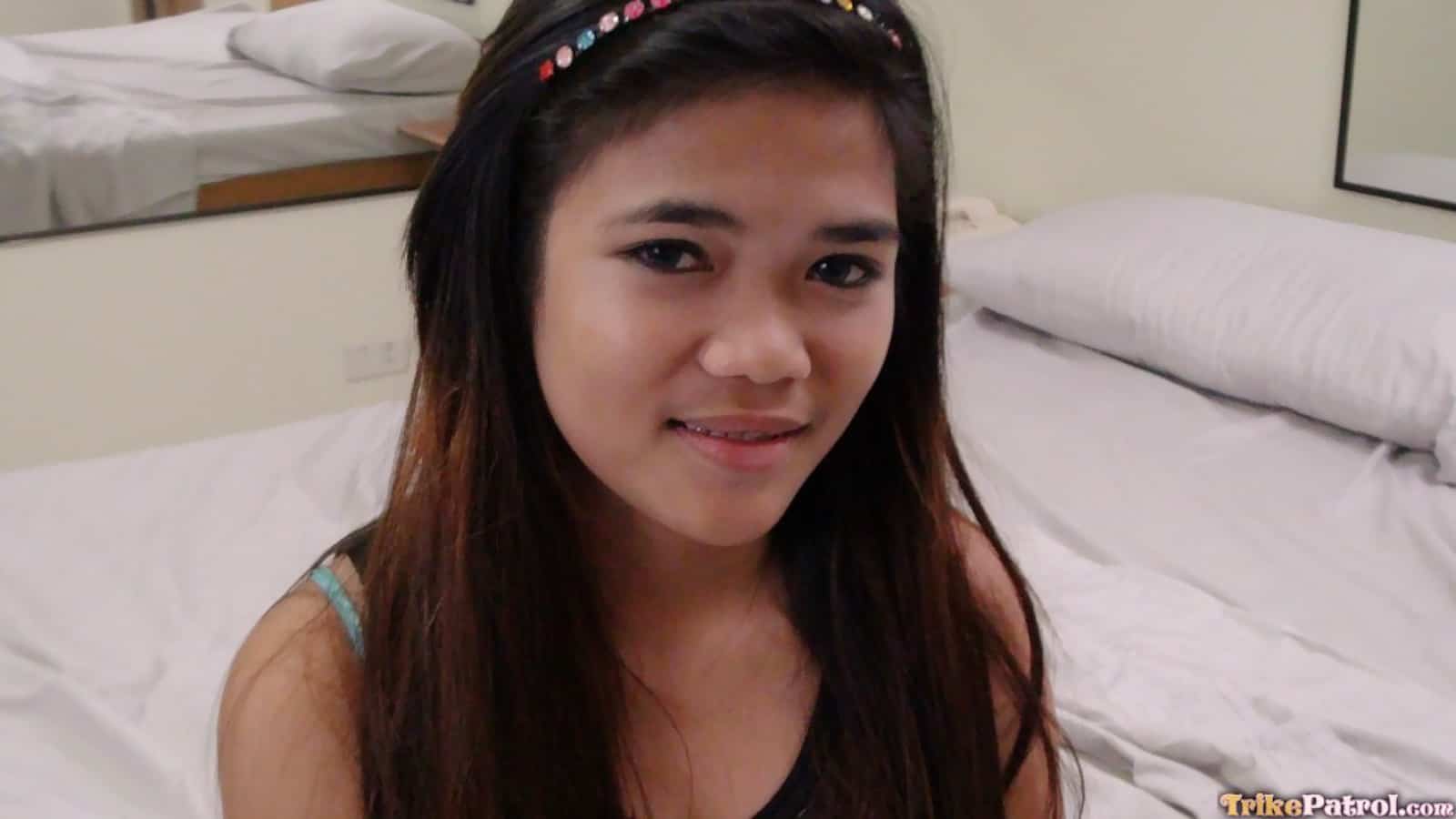 Modeling in bed before getting an asian pussy creampie