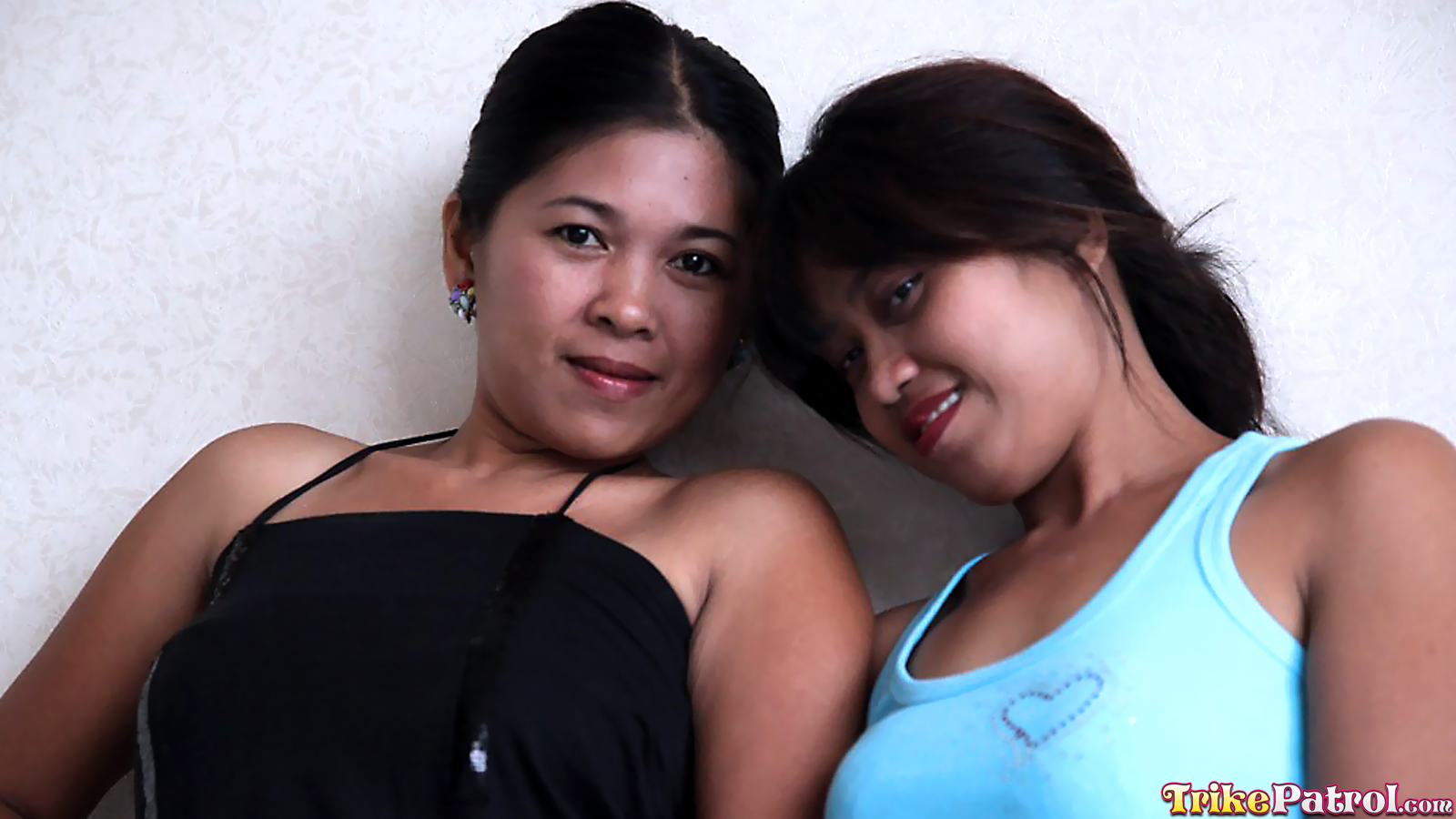 Che posing with her slutty girlfriend Charm