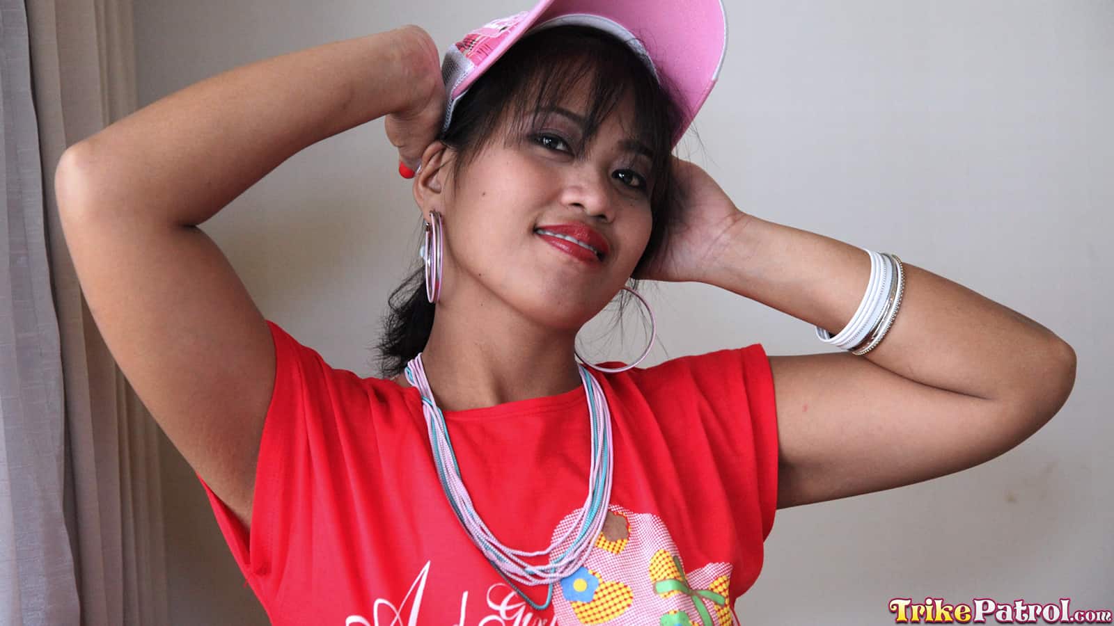 Amateur Filipina strikes a sexy pose in pov porn video