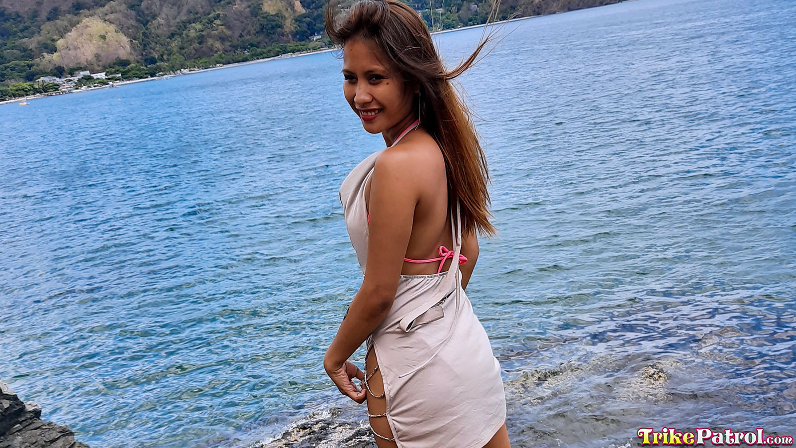 Sexy beach bunny enjoys feeling the wind against her trimmed pussy